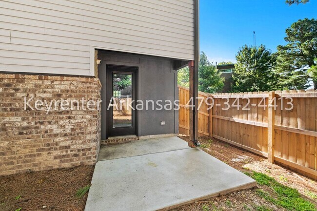 Building Photo - Beautiful 2 Bed, 3 Bath Home Just Off Weddington!