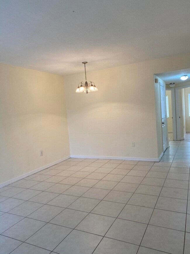 Building Photo - 1157 Golden Lakes Blvd