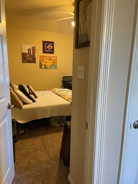 Building Photo - River Oaks #605