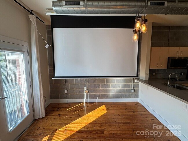 Building Photo - 3205 N Davidson St