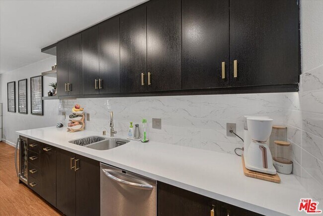 Building Photo - 1121 N Olive Dr