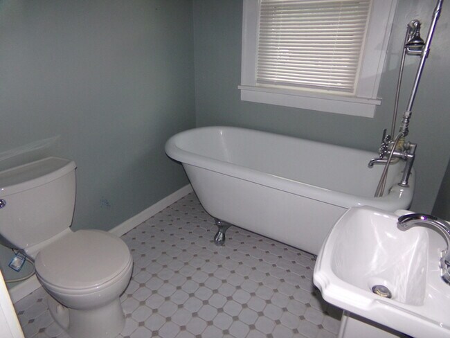 Building Photo - Corner Lot Cape Cod!