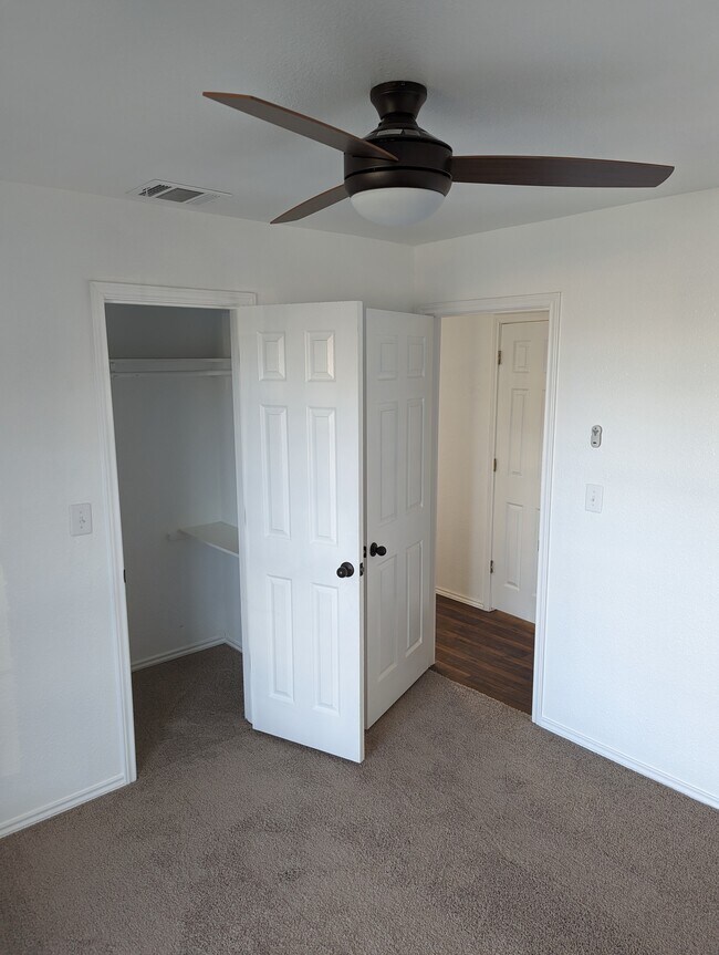 bed 3 - 107 W Mesquite St