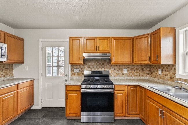 Building Photo - Charming Circlewood Cottage Available NOW!