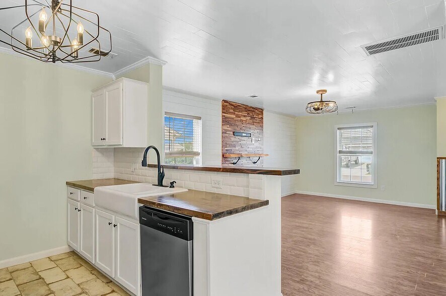 Building Photo - 236 Emerald Isle Dr