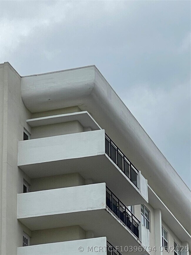 Building Photo - 401 Golden Isles Dr