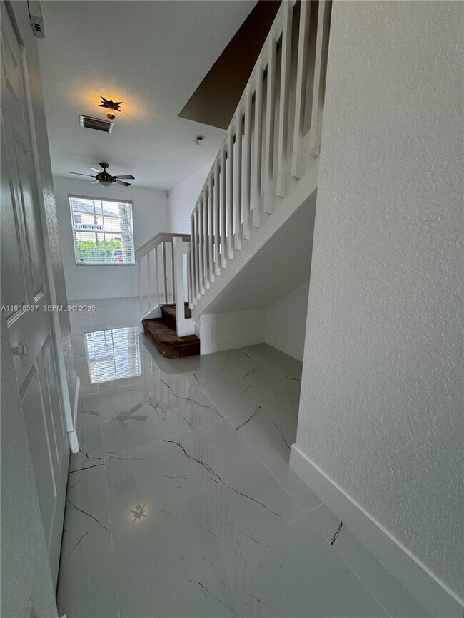 Building Photo - 2853 SE 1st Dr