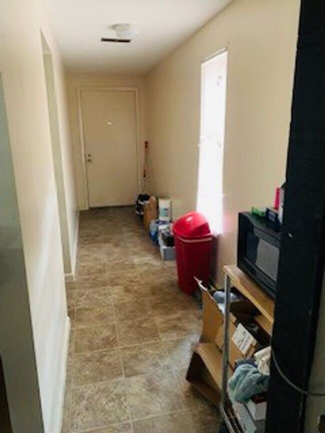 Building Photo - 2026 Summit St