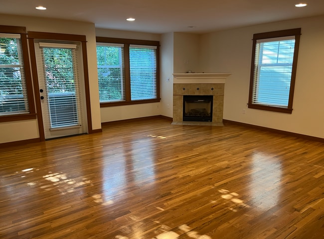 Building Photo - Large 3 bed/3.5 bath Greenwood Townhouse!!!