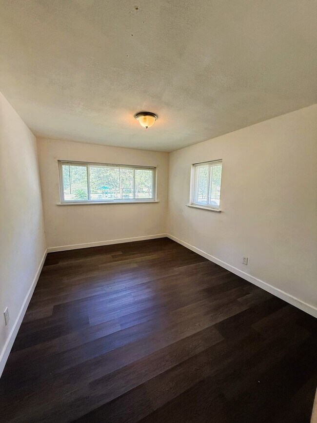 Building Photo - 4 Bedroom Home for Rent in University City!