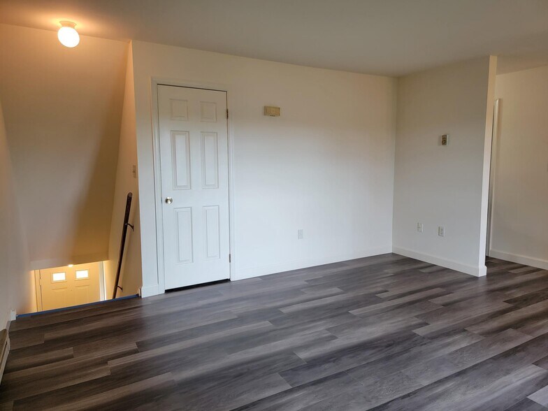 Building Photo - 137 E Walnut St