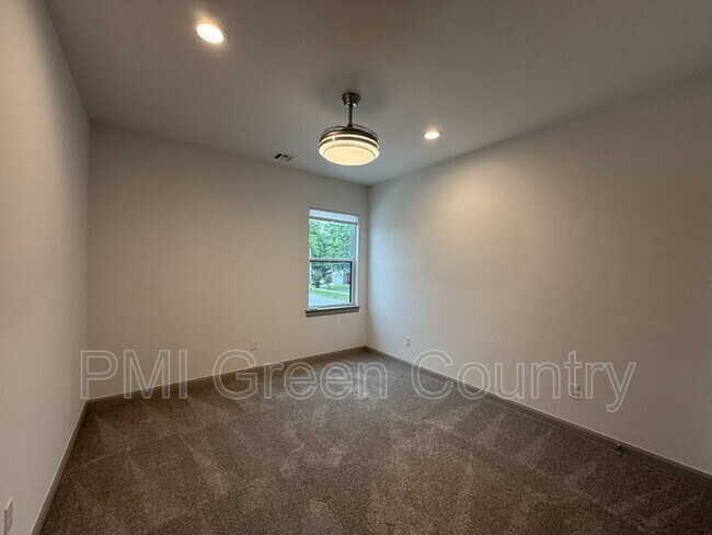 Building Photo - 130 E Elgin St