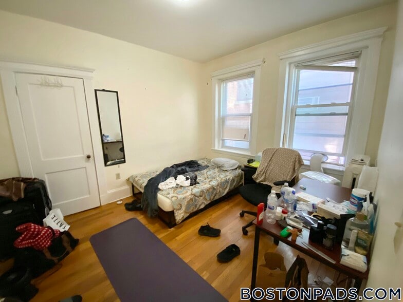 Building Photo - 463 Park Dr