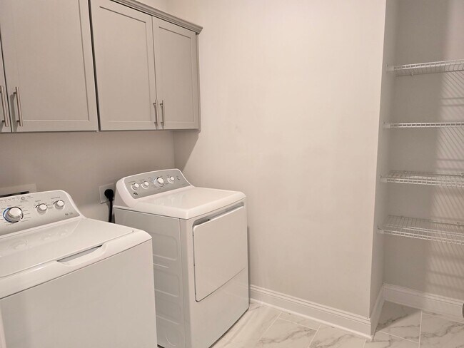 Building Photo - 4 spacious bedrooms and 3 full bathrooms along with guest suite. 1st floor primary and secondary ...