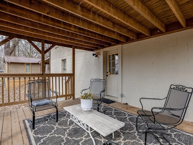 Building Photo - 514 Longview Dr