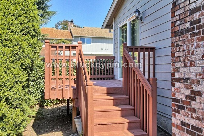 Building Photo - $1545 Month    2 Bed, 1 Bath Condo Living Downtown Vancouver on 33rd and Kauffman