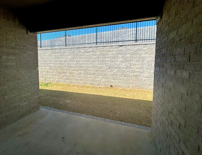 Building Photo - 5382 Selah St