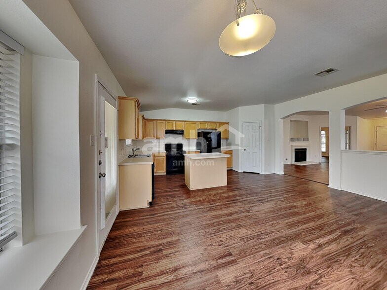Building Photo - 2412 Hallie Ln