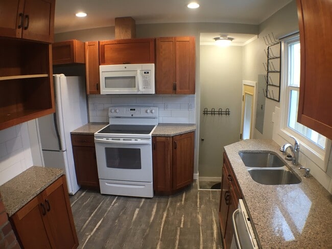 Building Photo - Renovated Modern Duplex