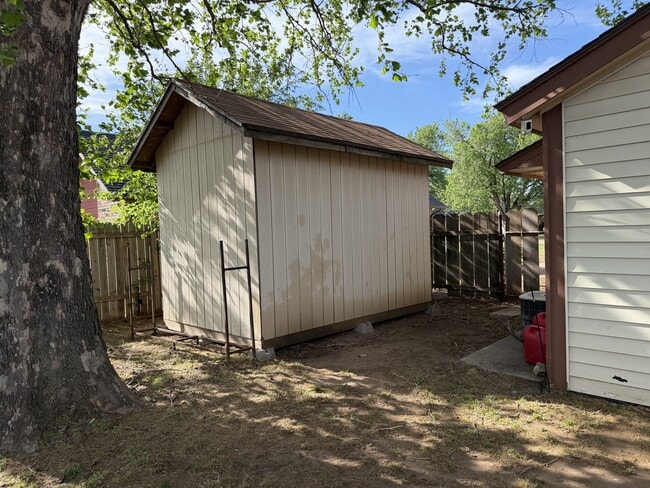 Building Photo - 202 N Cimarron Dr