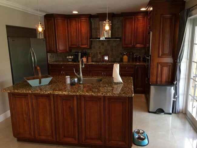 Building Photo - 4610 Pine Tree Dr