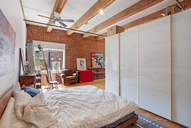 Building Photo - 15 Sleeper St