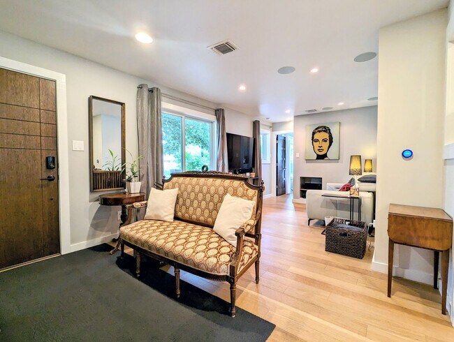 Building Photo - Remodeled Home Next To Zilker Park - 3 BR / 2 BA