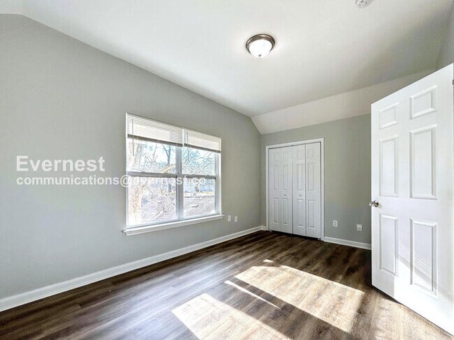 Building Photo - Fast-Track Savings /6 Bed, 3 Bath Home with Fenced Yard & Off-Street Parking / Pet-Friendly / Ava...