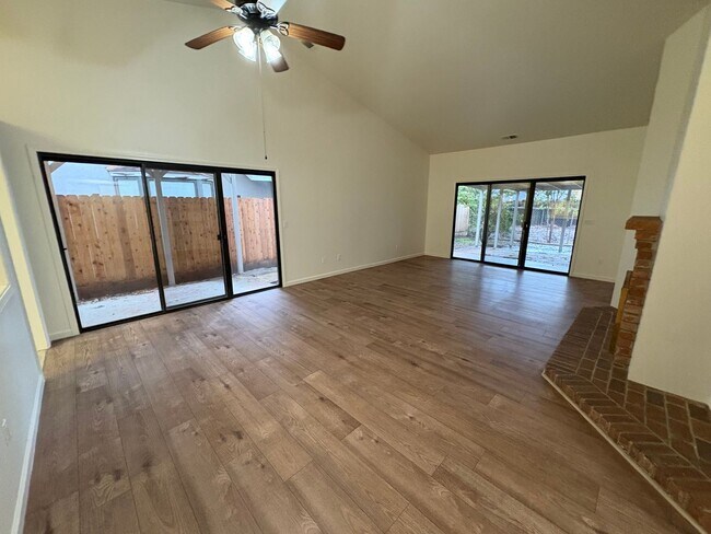 Building Photo - SW Visalia Home Available Now!