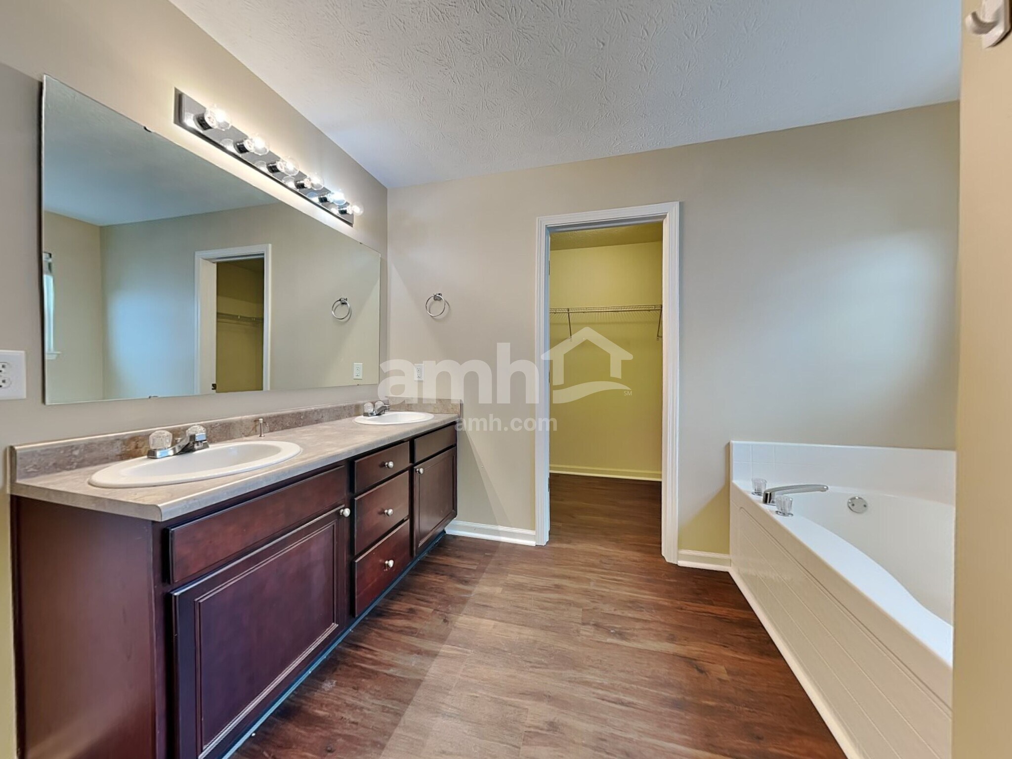 Building Photo - 9711 Brooks Dr