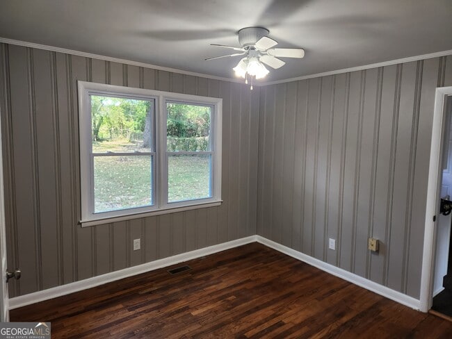 Building Photo - 224 Larkspur Ln