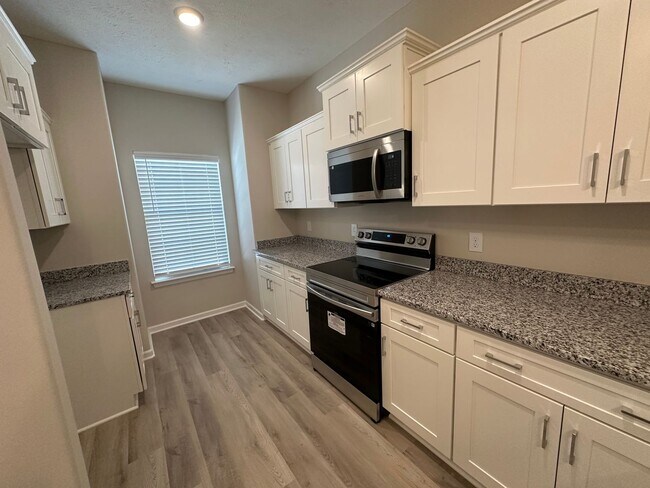 Building Photo - 4 Bed 3 Bath Townhome Near The Heart Of Shelbyville