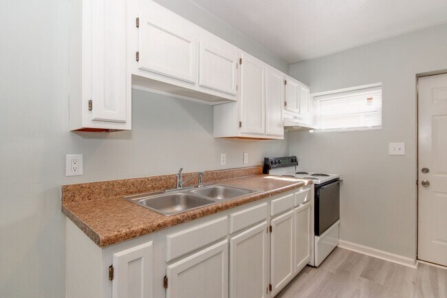 Building Photo - 1443 W 40th St