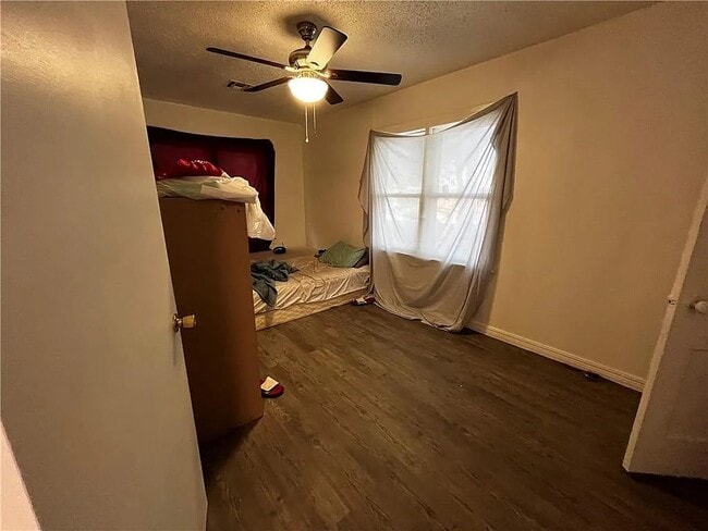 Building Photo - 1110 W Elder Ave