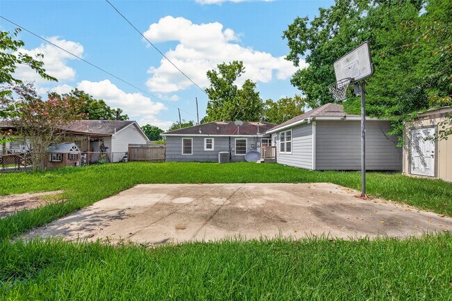 Building Photo - 10601 Ambursen St