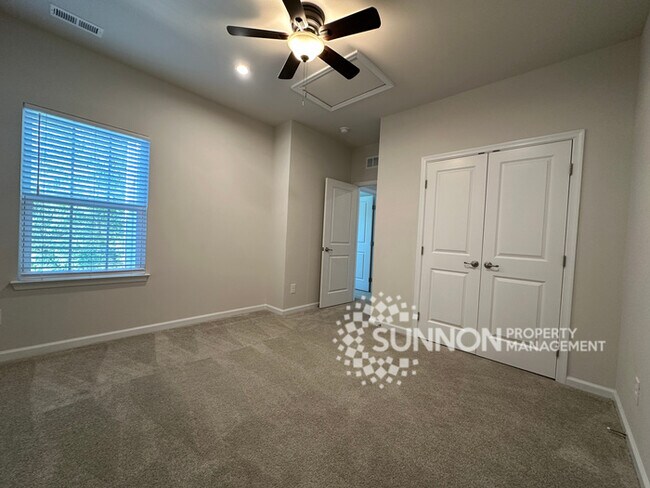 Building Photo - Beautiful 4 Bed 3.5 Bath Townhome minutes ...