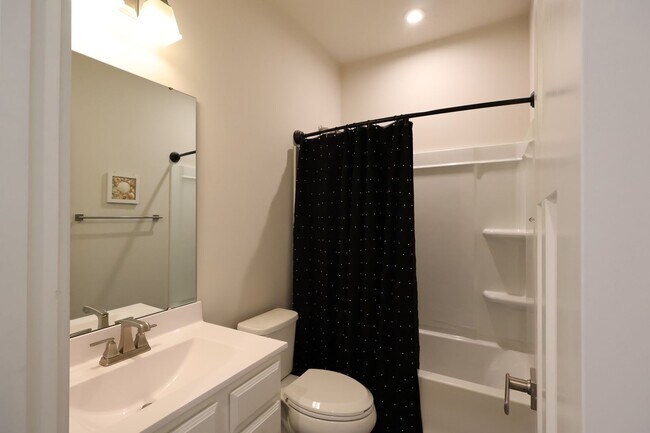 Building Photo - 4 Bedroom, 4 Bath Home w/Backyard Heated Pool overlooking Pearl's Fen