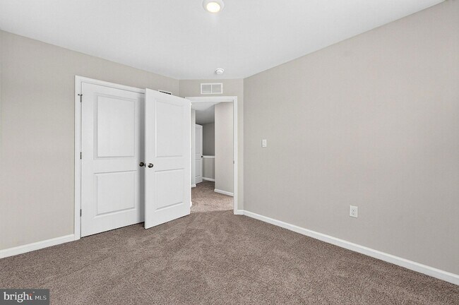 Building Photo - 157 Essex Dr