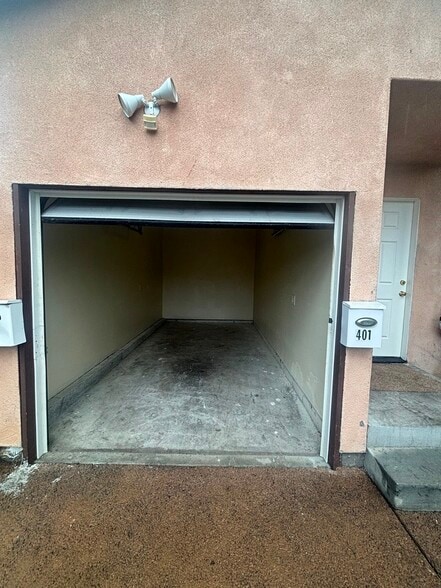 Building Photo - 403 W 105th St