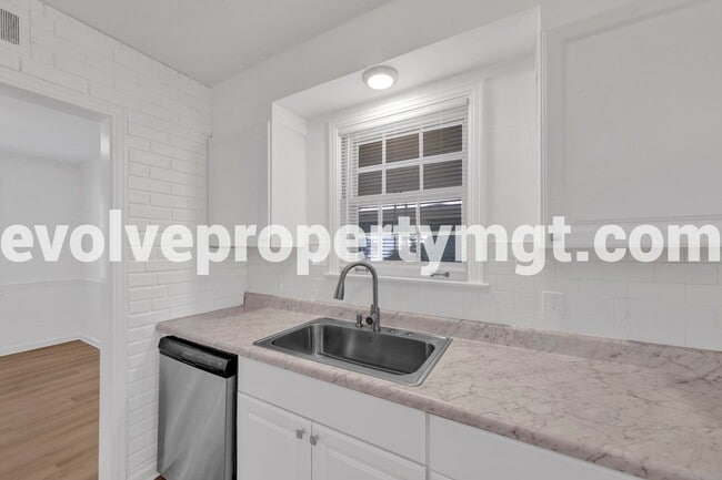 Building Photo - STUNNING RENOVATION IN PRIME LOCATION!!