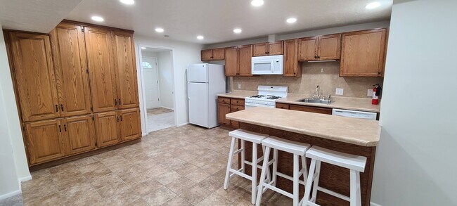 Kitchen/Dining - 7438 S Camelback Cir