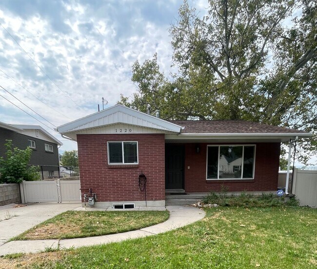 Primary Photo - Spacious 5 Bedroom House in Salt Lake