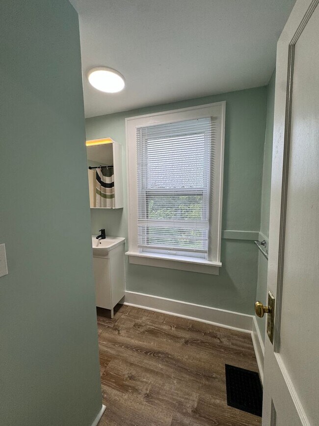 Building Photo - 4-Bedroom Near U-M with Bonus Room | Big Yard & Front Porch | On-site Laundry