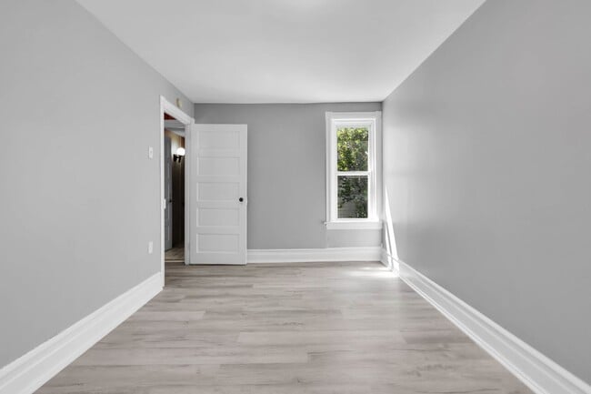 Building Photo - 622.5 N Silk St
