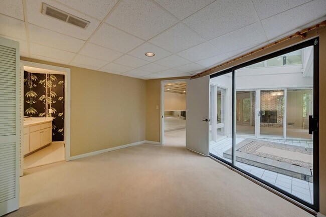 Building Photo - 130 Huntcliff Point NE
