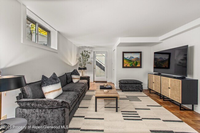 Building Photo - 406 W Smuggler St