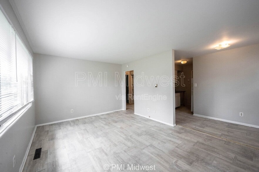Building Photo - 5820 Grandview Dr