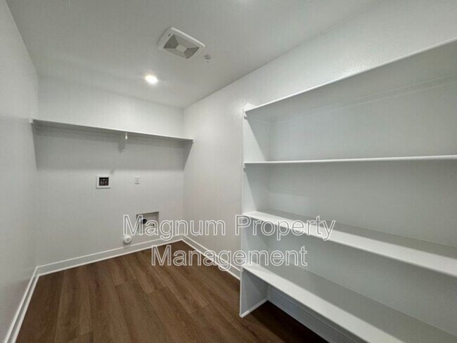Building Photo - 30769 Vly Hts Dr