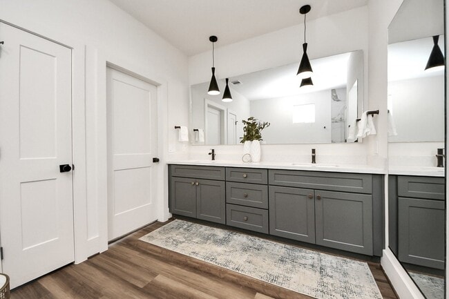 Building Photo - 879 Rachel St