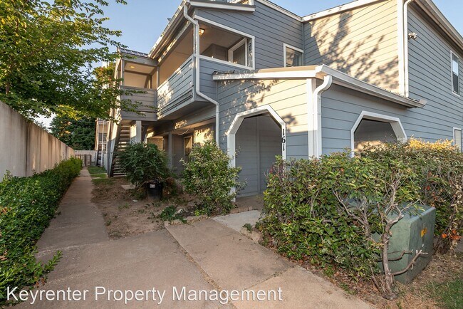 Building Photo - 1 br, 1 bath House - 2421 E 87th St - Unit...